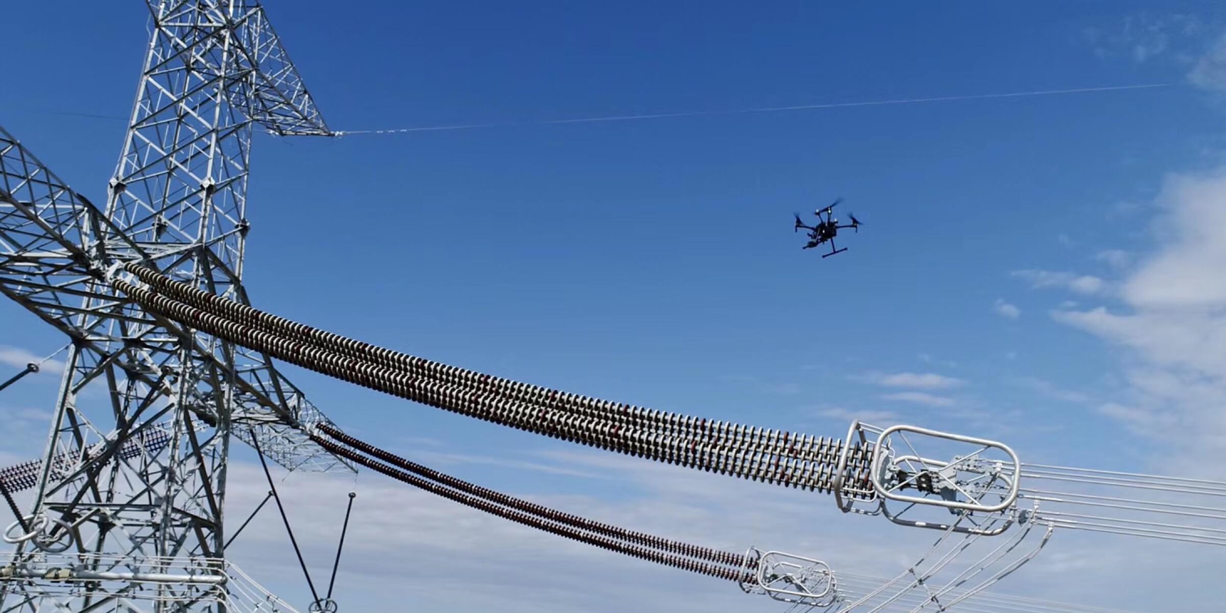 Drone RPAS inspeccionando aisladores y líneas de transmisión eléctrica en México — Inspección industrial con drones Altatec Drones